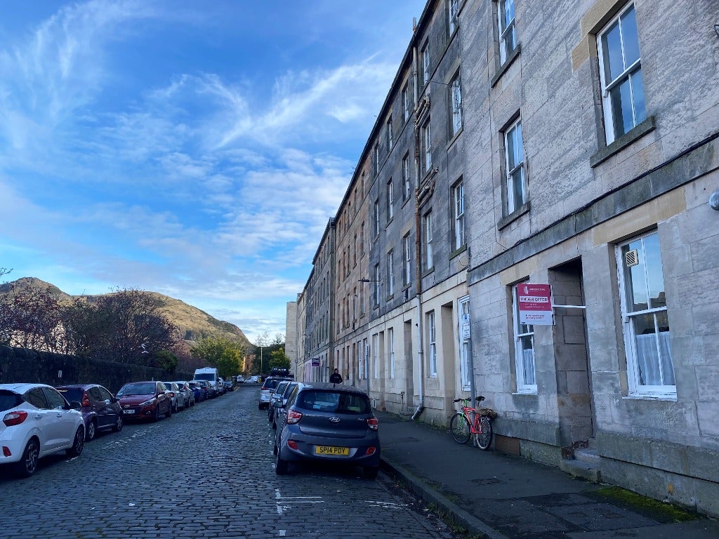 Flat Parkside Street in City of Edinburgh