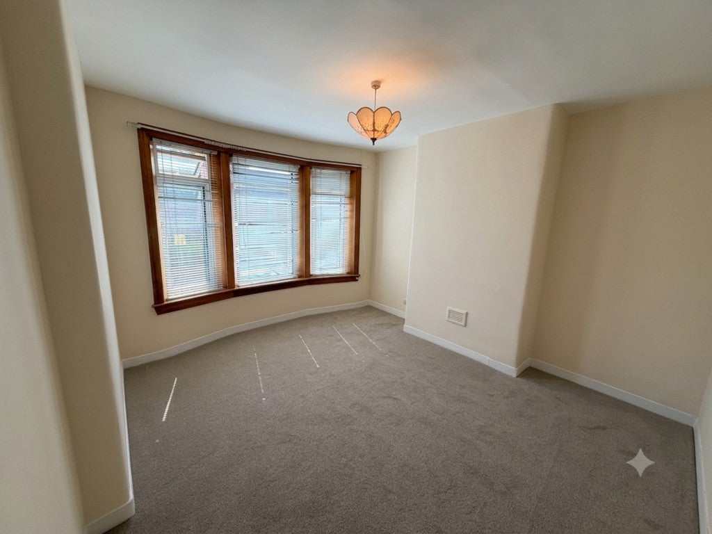 Flat Caldwell Avenue in Glasgow