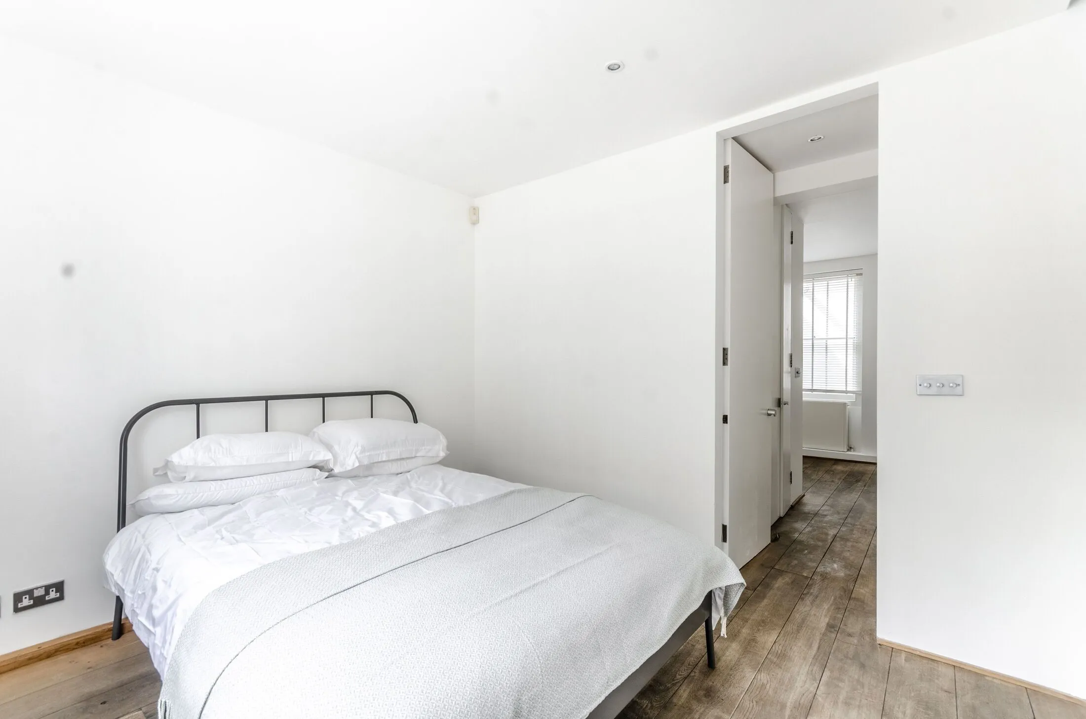 Flat Cleveland Street in Greater London