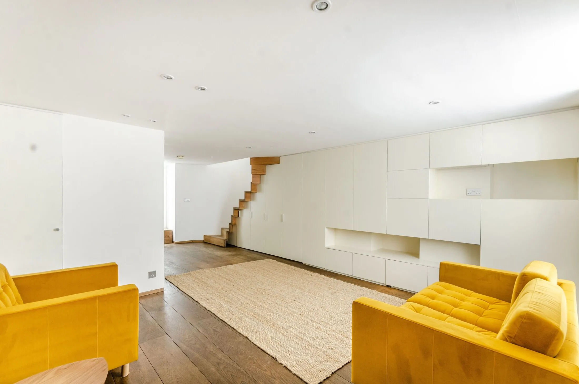 Flat Cleveland Street in Greater London