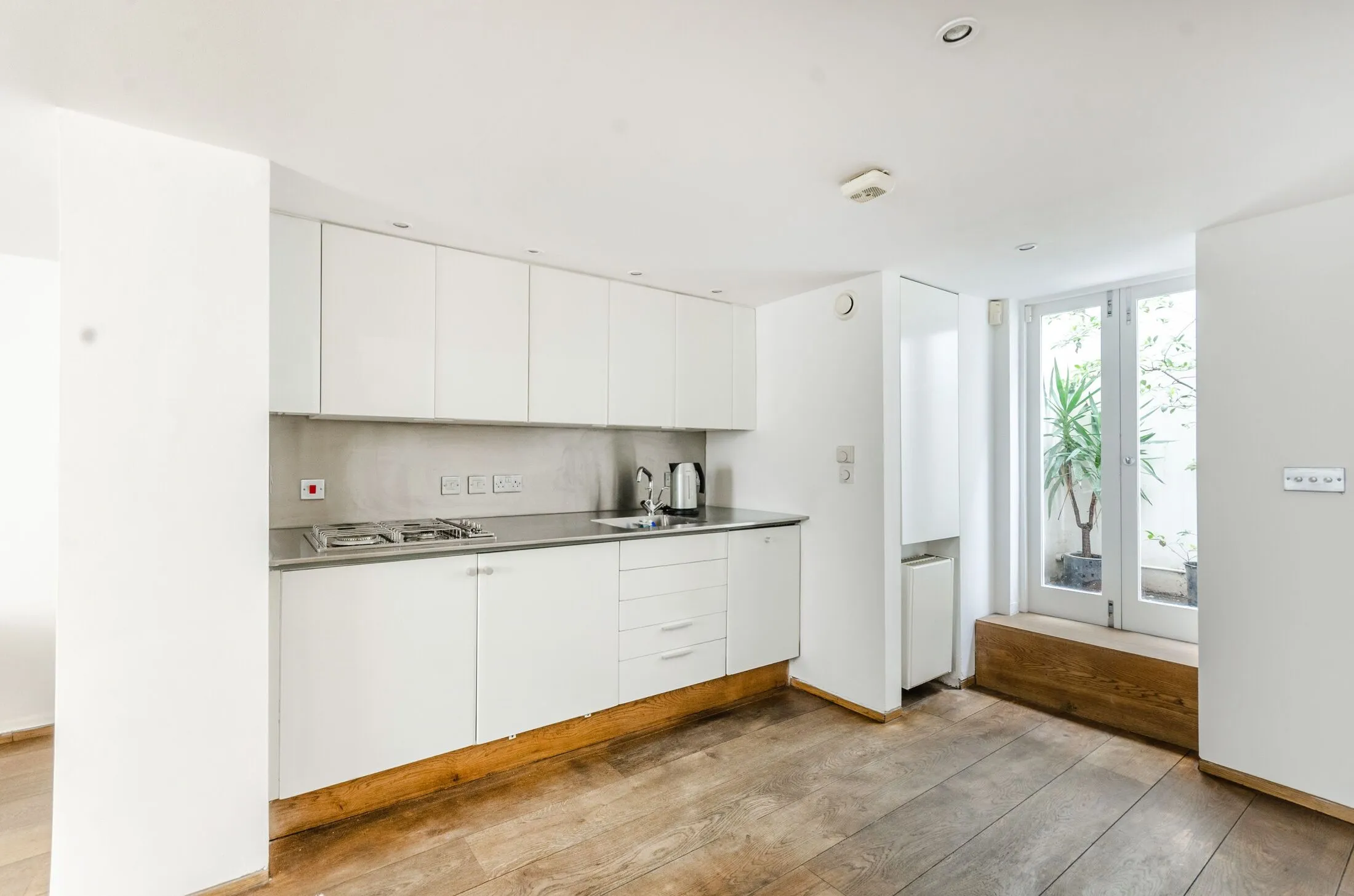 Flat Cleveland Street in Greater London