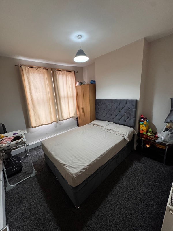 Room Hoe Street in Greater London