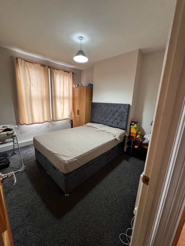 Room Hoe Street in Greater London