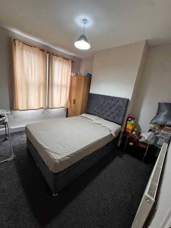 Room Hoe Street in Greater London