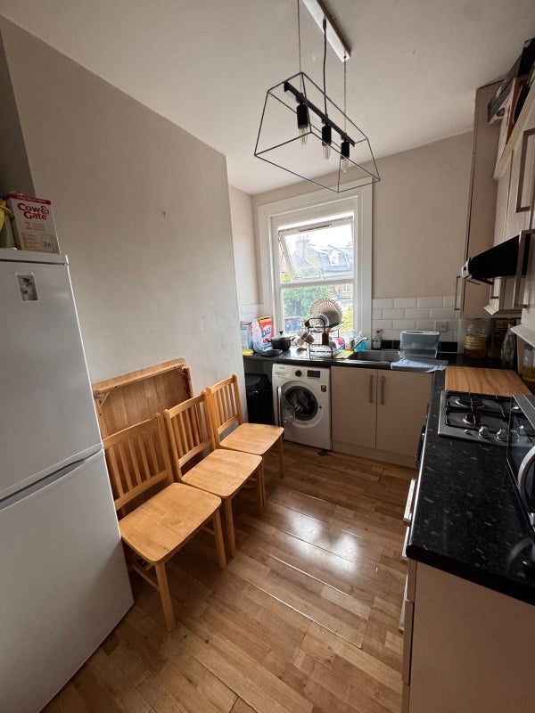 Room Hoe Street in Greater London