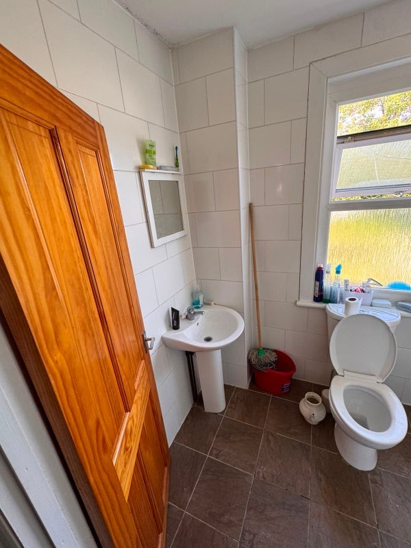 Room Hoe Street in Greater London