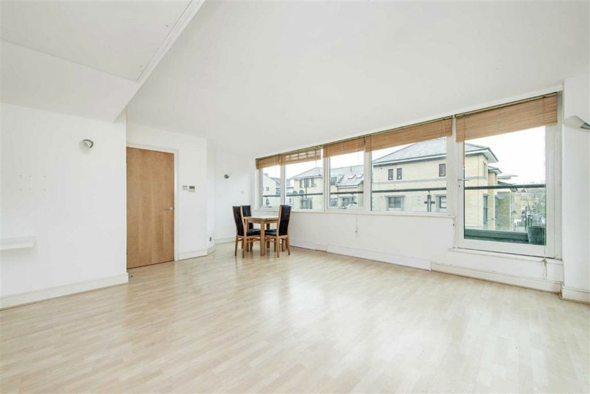 Flat Wapping High Street in Greater London