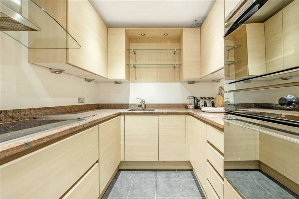 Flat Wapping High Street in Greater London