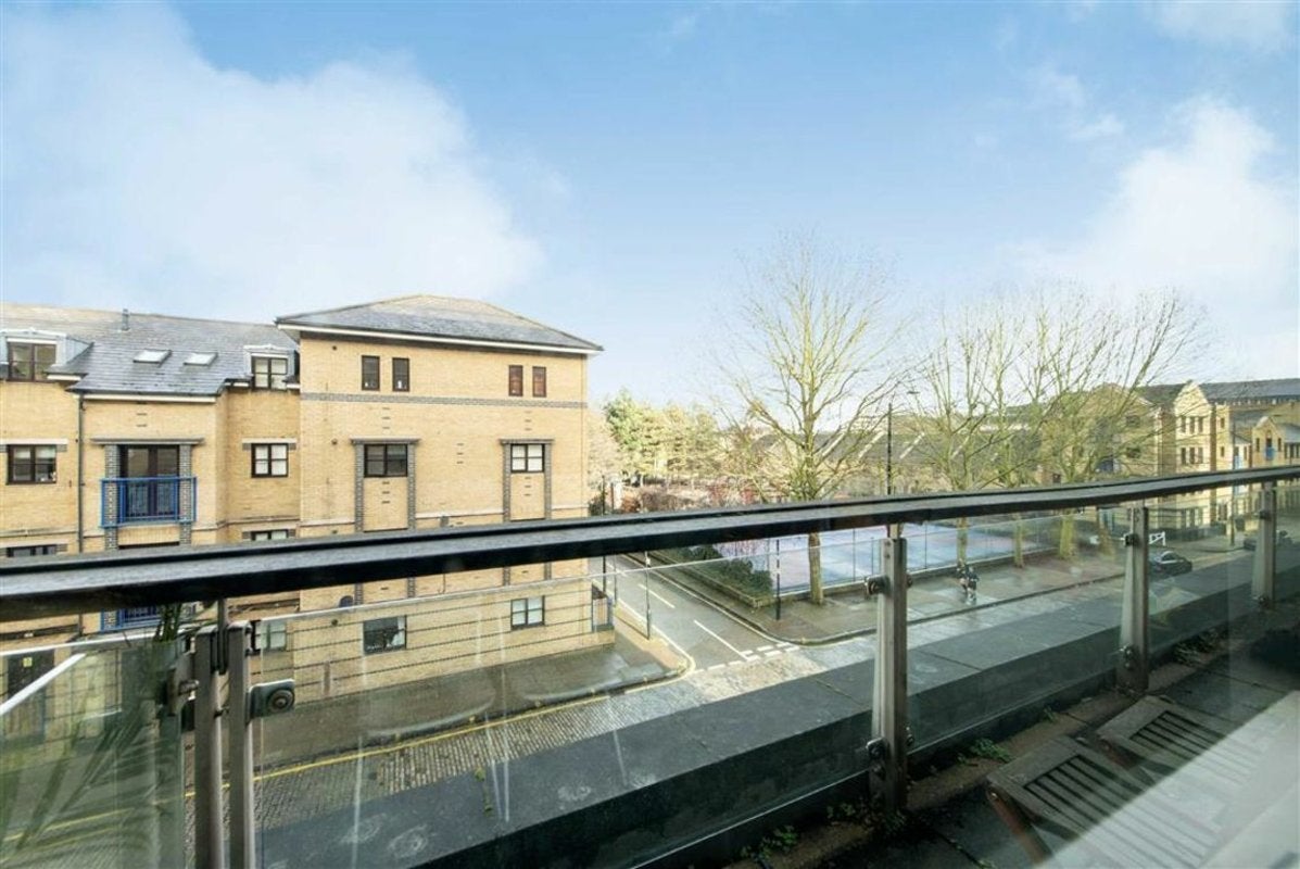 Flat Wapping High Street in Greater London