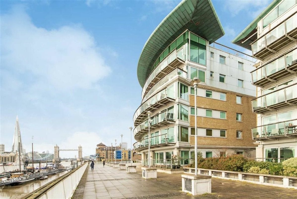 Flat Wapping High Street in Greater London