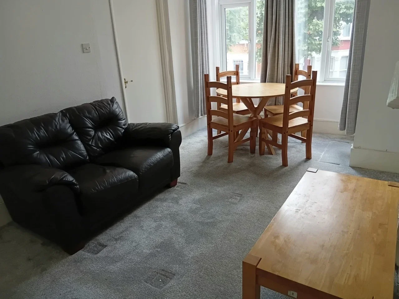 Flat Carlingford Road in Greater London