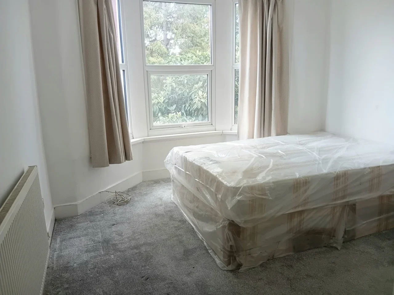 Flat Carlingford Road in Greater London