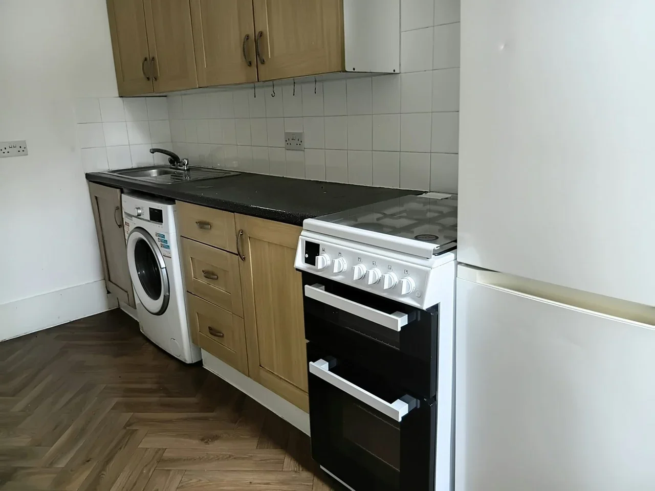 Flat Carlingford Road in Greater London