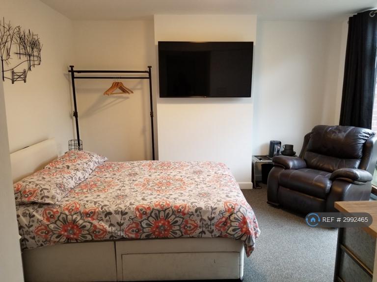 Room Loynells Road in Birmingham