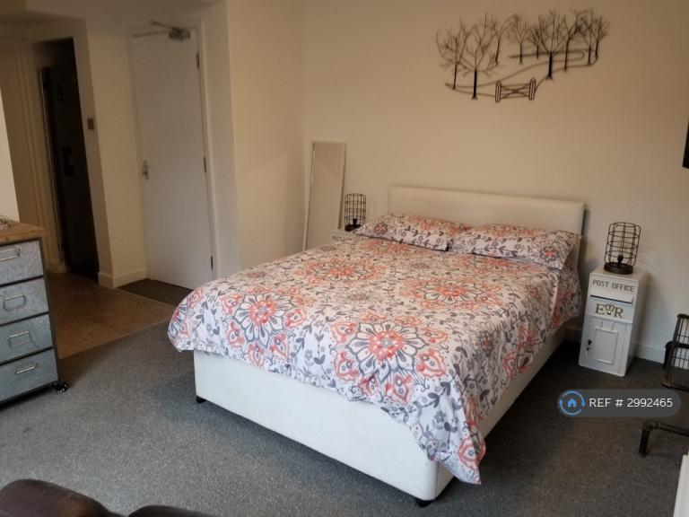 Room Loynells Road in Birmingham