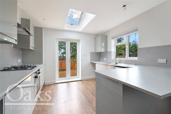 Flat Chalfont Road in London
