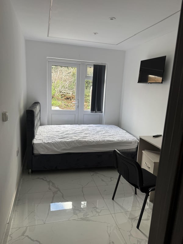 Room Heeley Road in Birmingham
