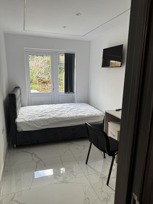 Room Heeley Road in Birmingham