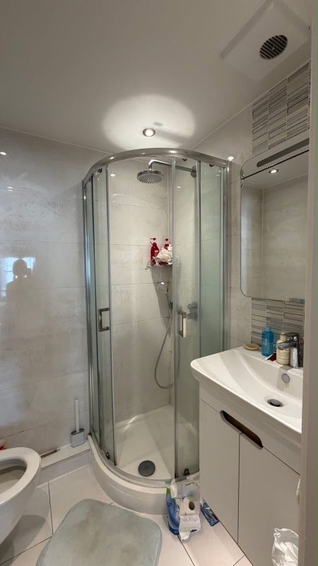 Room Dove Road in Greater London