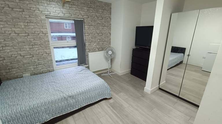 Room Old Bedford Road in Luton