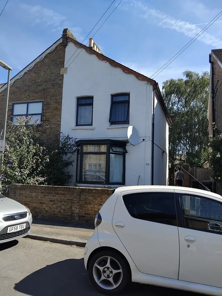 Room Denham Road in Borough of Runnymede