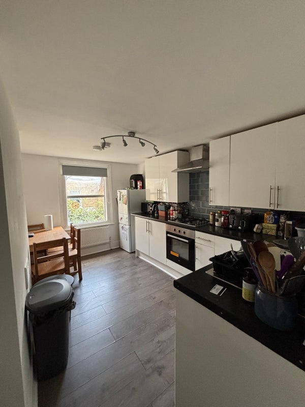 Room Solon Road in Greater London