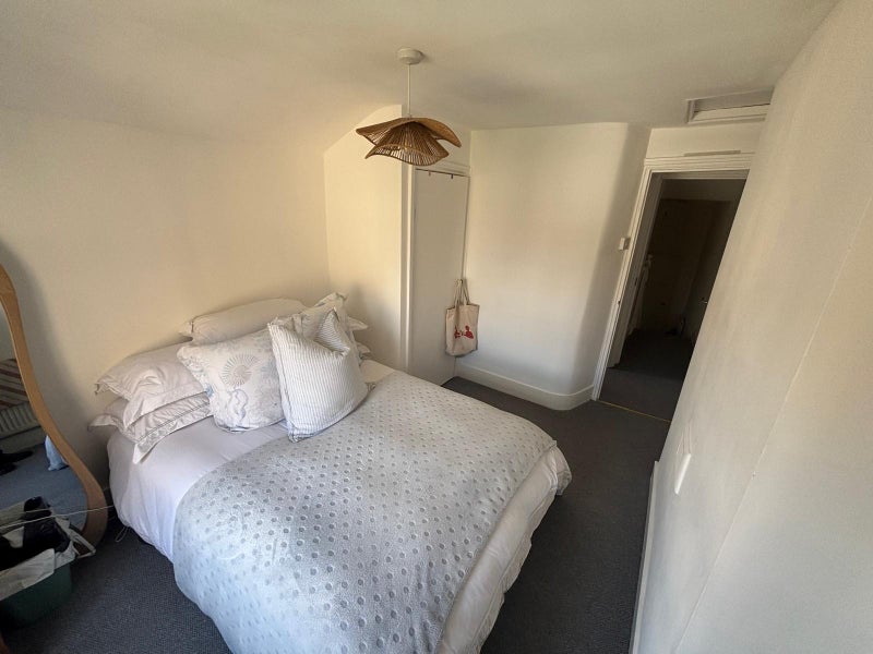 Room Solon Road in Greater London