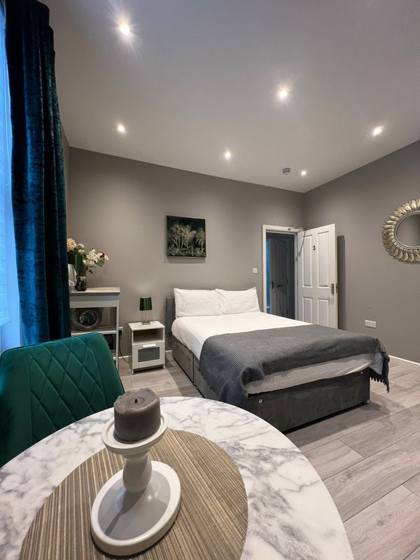 Room Wood Lane in Greater London