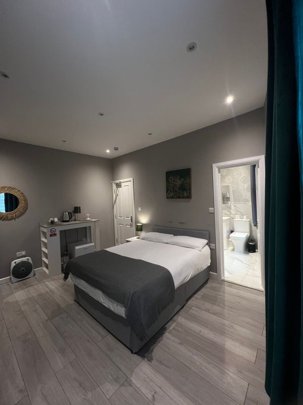 Room Wood Lane in Greater London