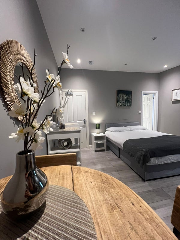 Room Wood Lane in Greater London