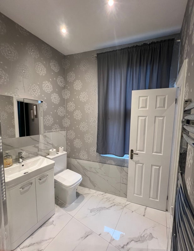 Room Wood Lane in Greater London