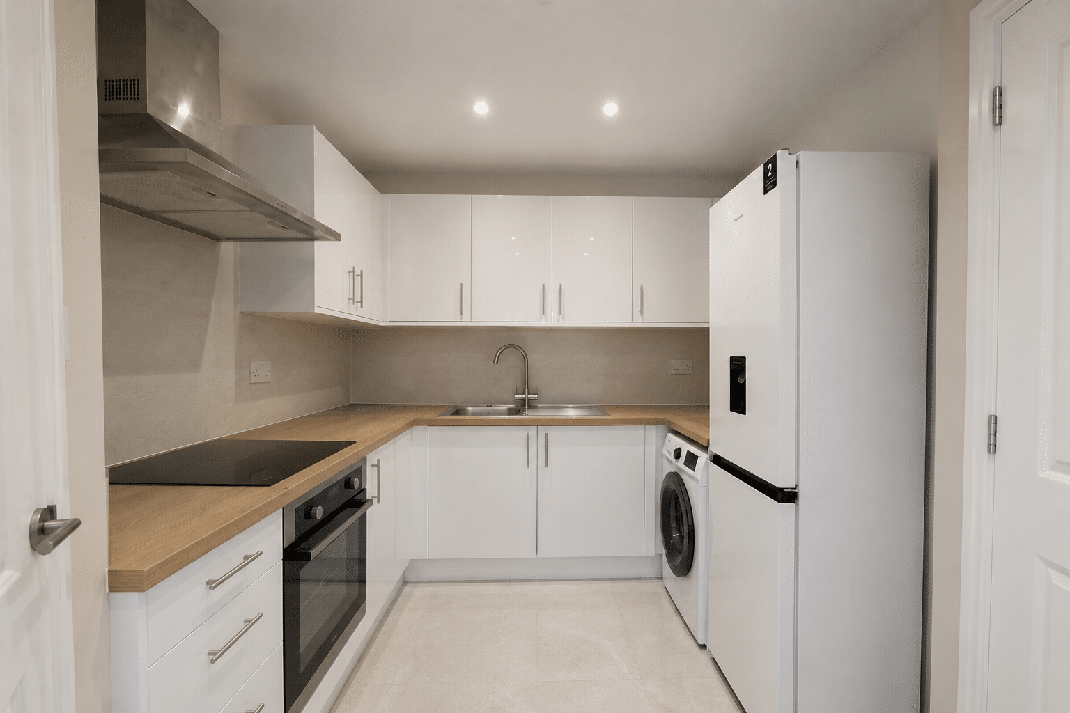 Flat Rutland Court in Greater London