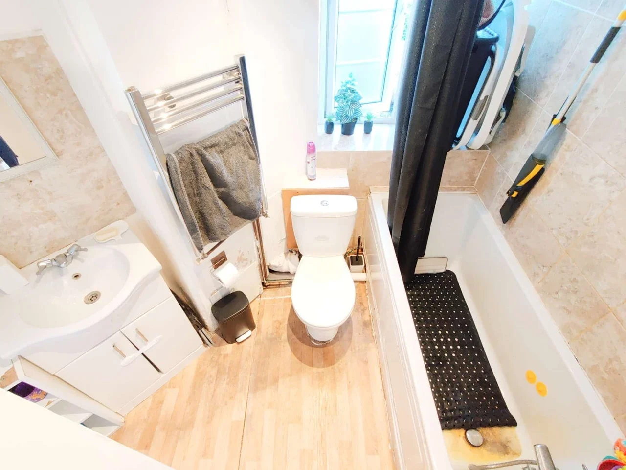 Flat Grosvenor Court in Greater London