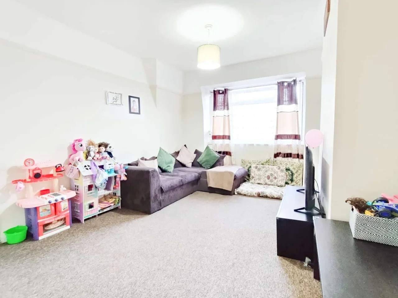 Flat Grosvenor Court in Greater London