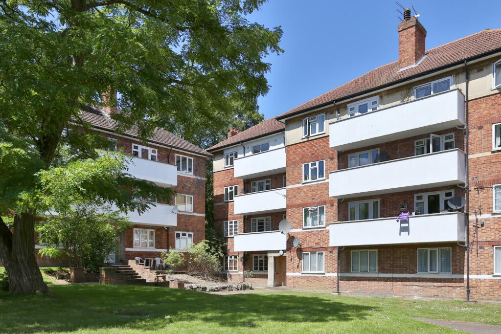 Flat Wilton Road in Greater London