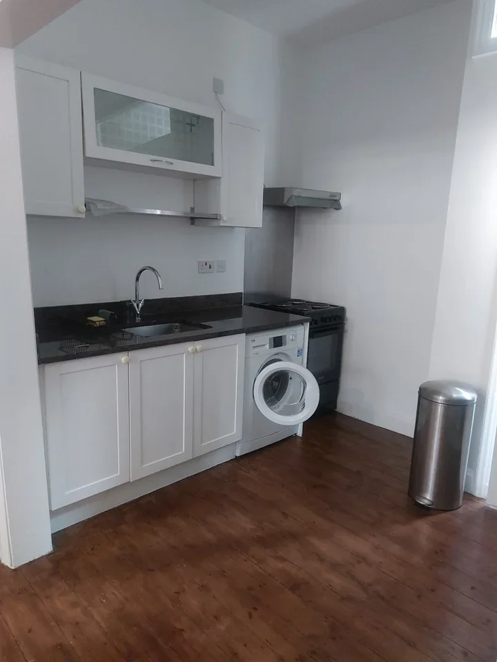 Flat Rosebery Road in Greater London