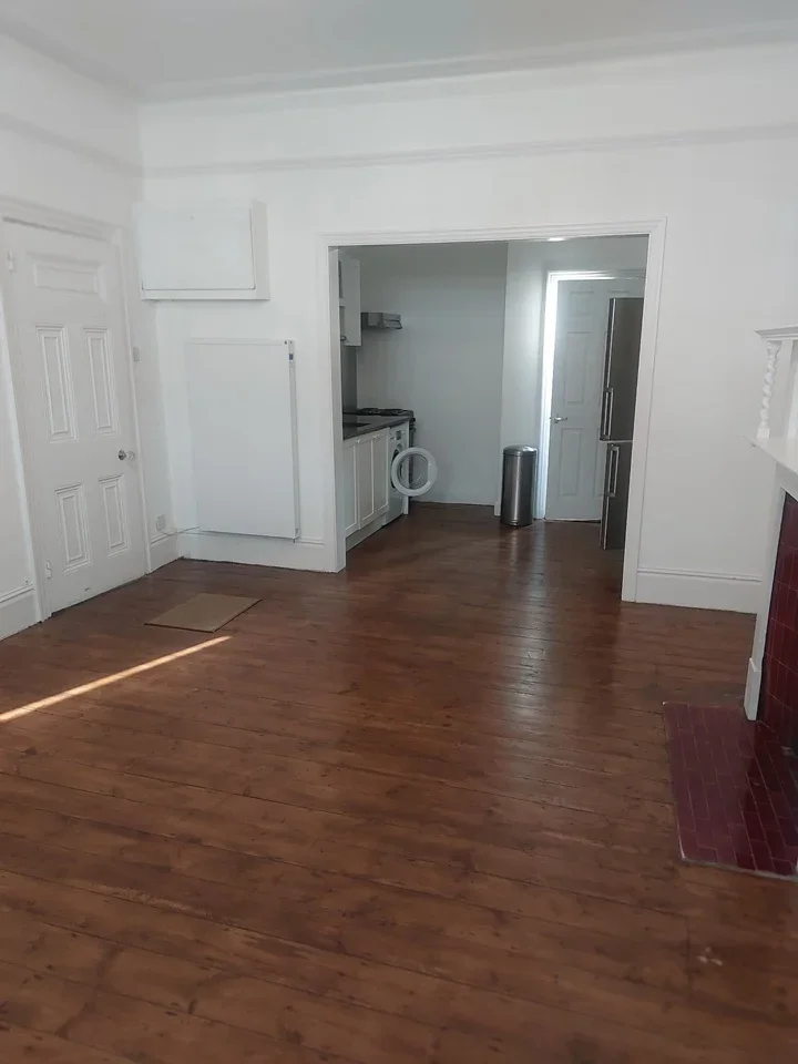 Flat Rosebery Road in Greater London