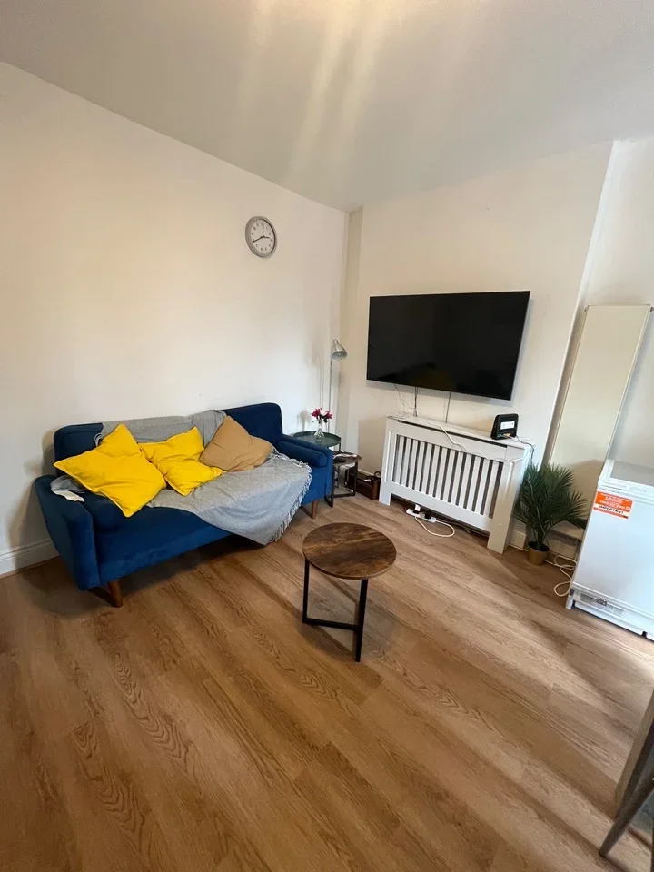 Flat Charlton Road in Greater London