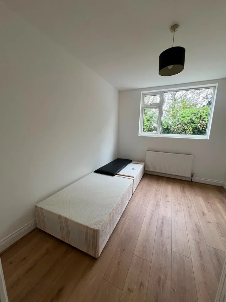 Flat The Vale in Greater London