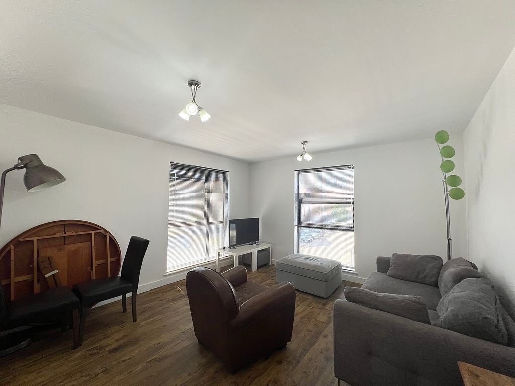 Flat Greenwood Terrace in Salford