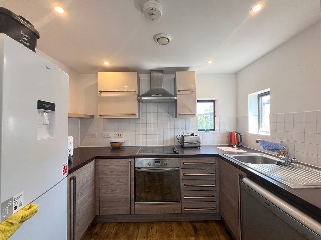Flat Greenwood Terrace in Salford