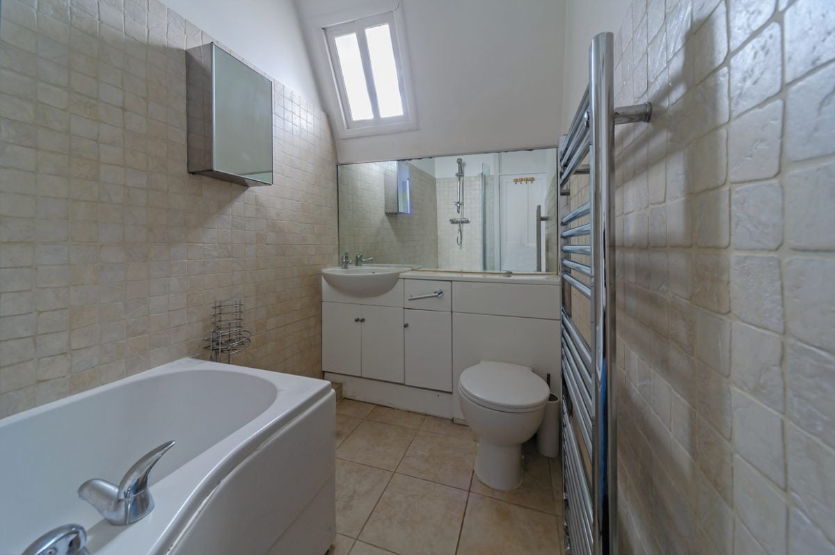 Flat Holmdale Road in Greater London