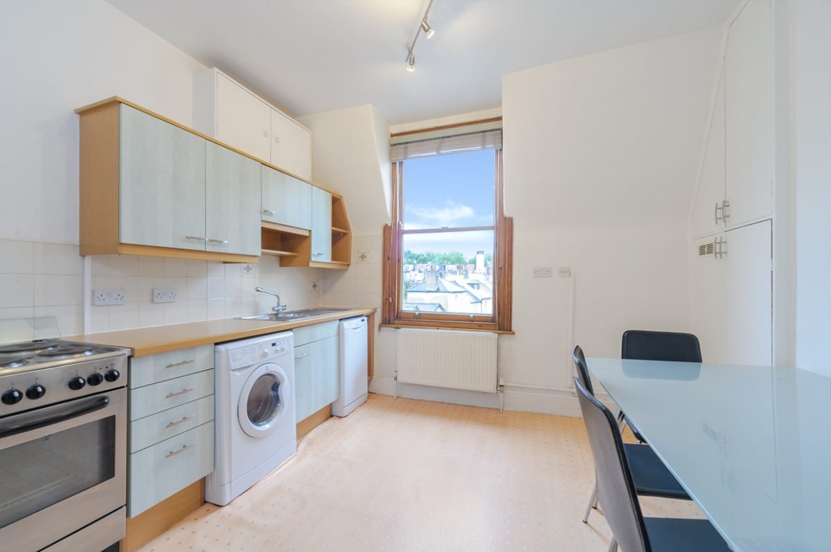Flat Holmdale Road in Greater London