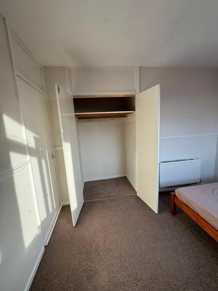 Room Aldersgrove Avenue in Greater London