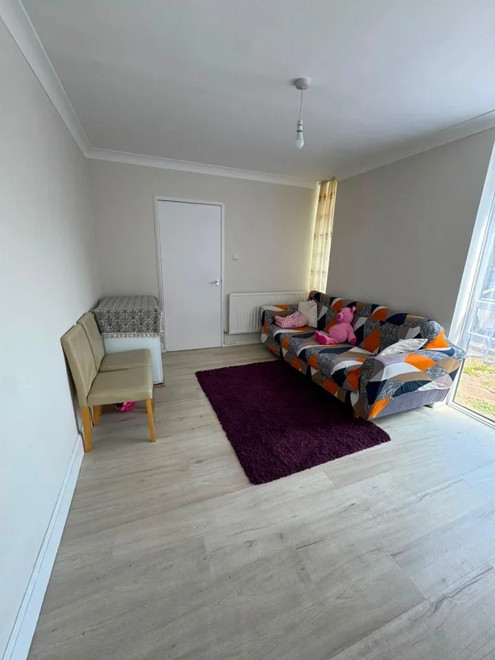 Room Aldersgrove Avenue in Greater London