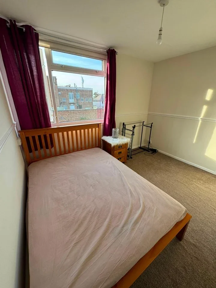 Room Aldersgrove Avenue in Greater London
