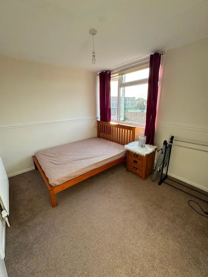 Room Aldersgrove Avenue in Greater London