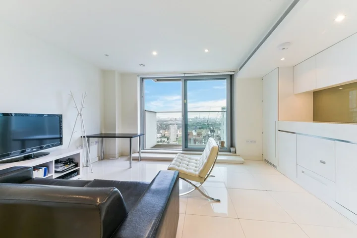 Flat Pan Peninsula Square in Greater London