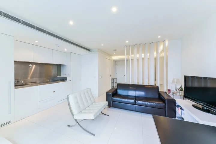 Flat Pan Peninsula Square in Greater London