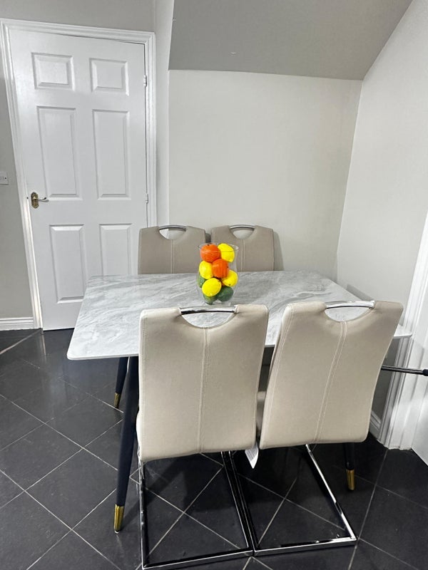 Room Queensway in Salford